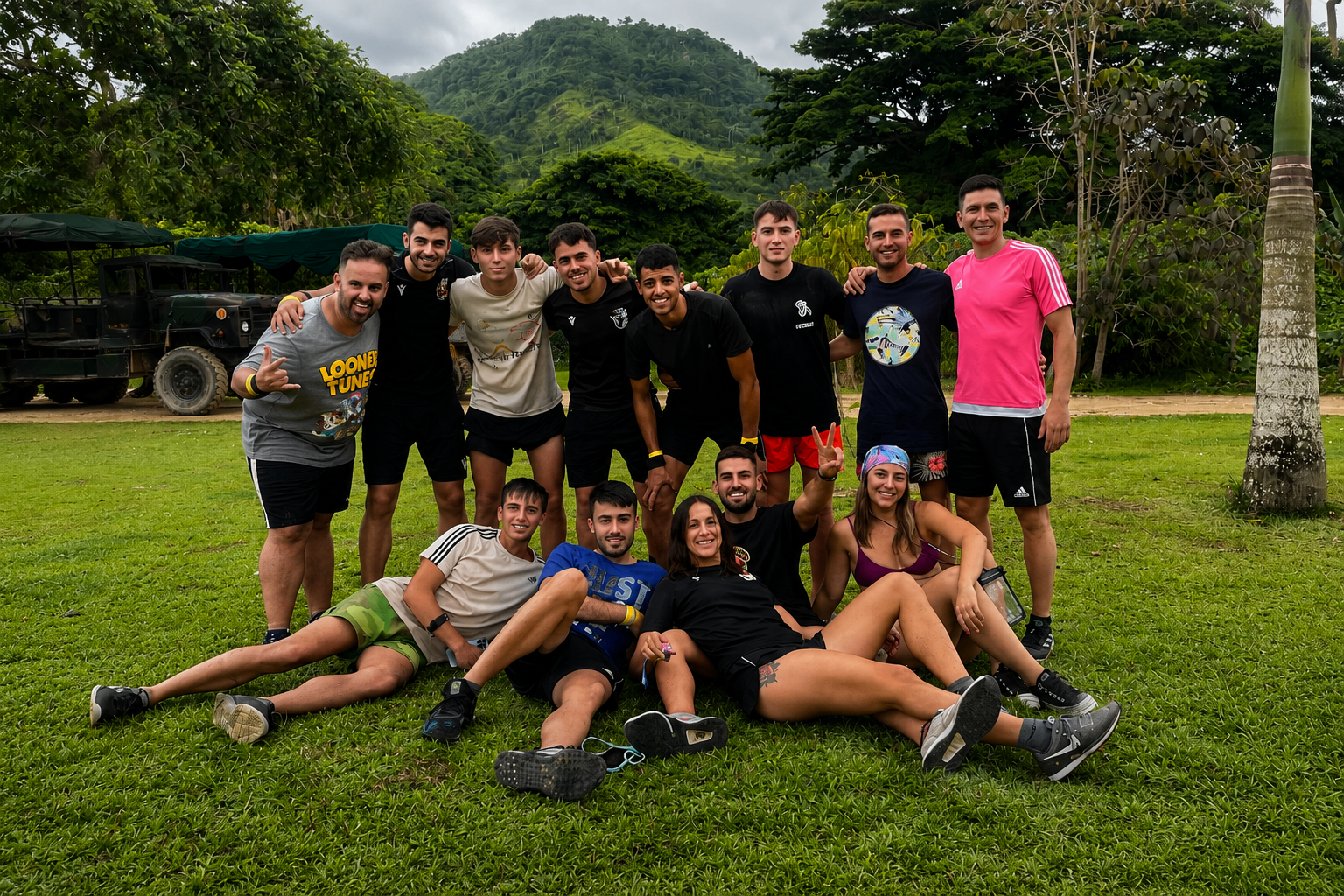 Grupo de amigos disfrutando de una experiencia en la naturaleza de Puerto Rico